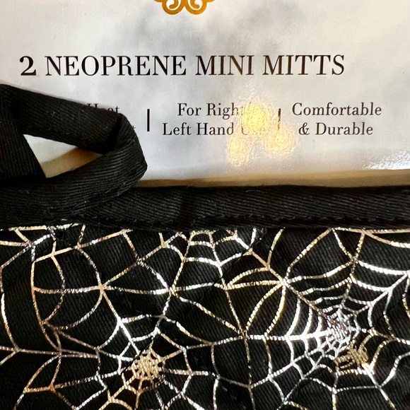 Halloween Set of 2 Mini Oven Mitts Metallic Silver Spider Webs Cobwebs - Picture 3 of 5